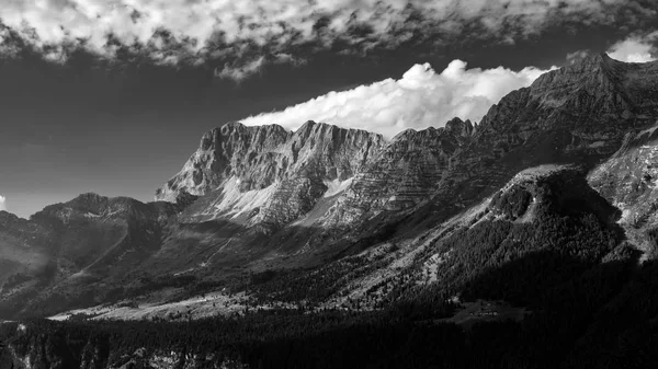 Die montasio-gruppe in den julianischen alpen — Stockfoto