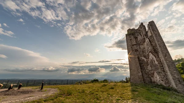 Antiguas ruinas de un castillo medieval en el campo de Friuli —  Fotos de Stock