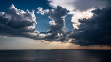 Trieste üzerinde gökyüzünde günbatımı fırtına