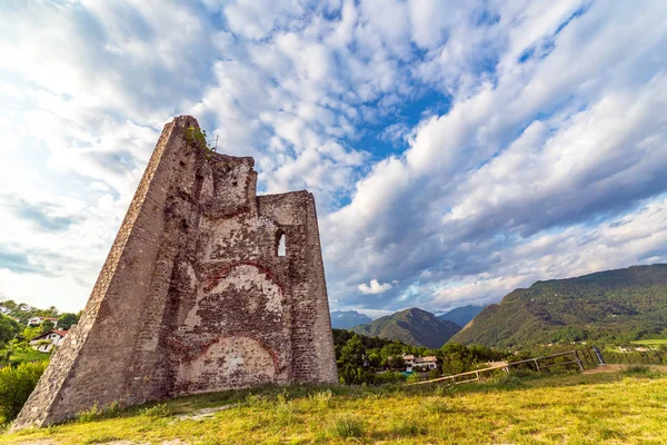 Antiguas ruinas de un castillo medieval en el campo de Friuli —  Fotos de Stock