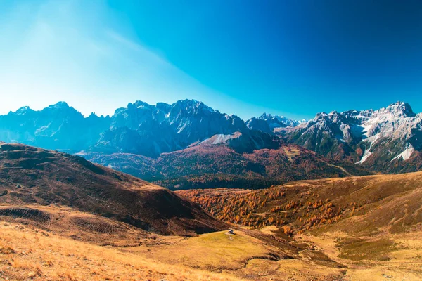 Trekking w alpejskiej dolinie Pusteria jesień — Zdjęcie stockowe