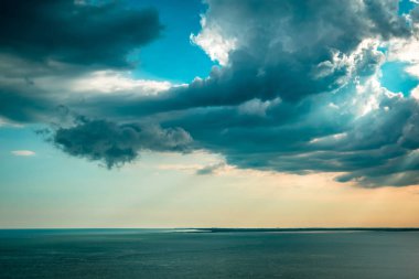 Trieste üzerinde gökyüzünde günbatımı fırtına