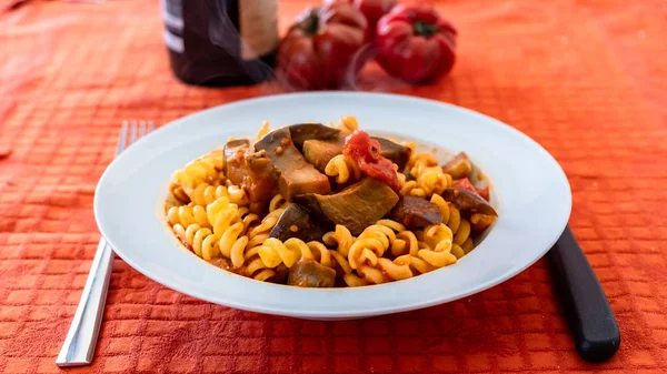 Pasta alla Norma, tradycyjny przepis włoskiej kuchni traditio — Zdjęcie stockowe