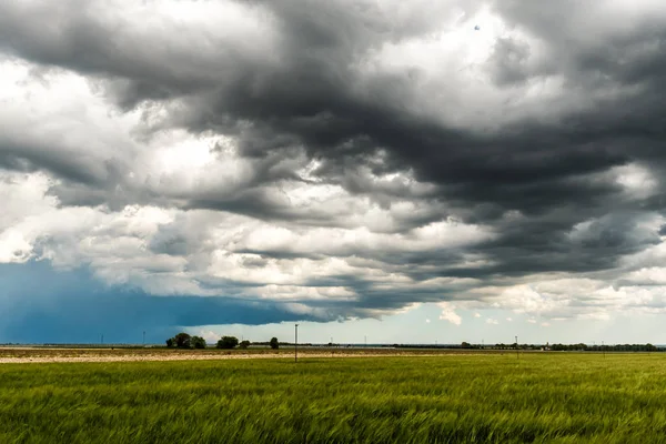 Gran tormenta en los campos de Italia —  Fotos de Stock