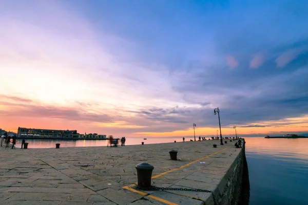 Colorato tramonto davanti alla città di Trieste — Foto Stock