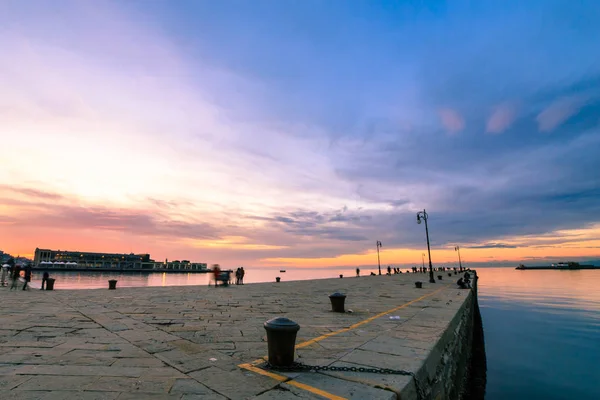 Colorido atardecer frente a la ciudad de Trieste —  Fotos de Stock