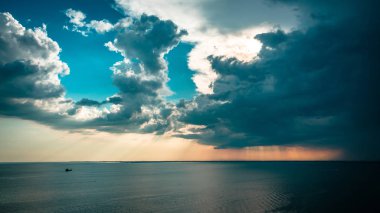 Trieste üzerinde gökyüzünde günbatımı fırtına