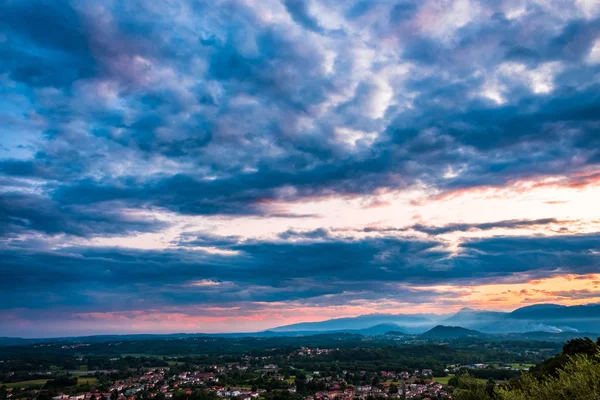 Stormy sunset in the italian countryside — Stock Photo, Image