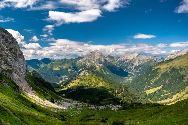 Verão trekking dia nos Alpes Cárnicos, Friuli Venezia-Giulia, I — Fotografia de Stock