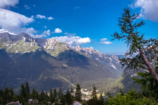 Montasio-gruppen i de julianske Alpene – stockfoto