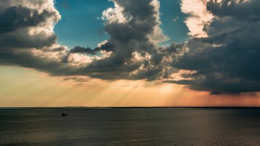 Trieste üzerinde gökyüzünde günbatımı fırtına