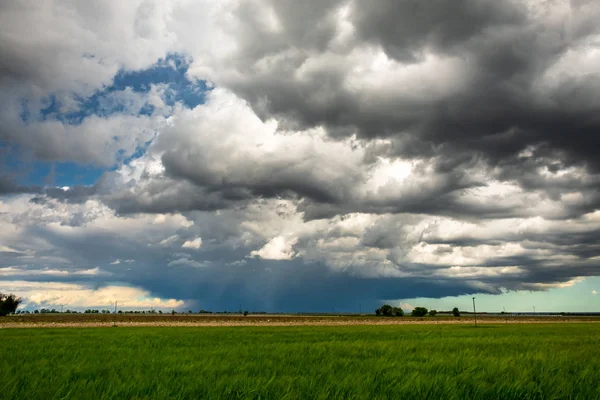 Großer Sturm auf den Feldern Italiens — Stockfoto