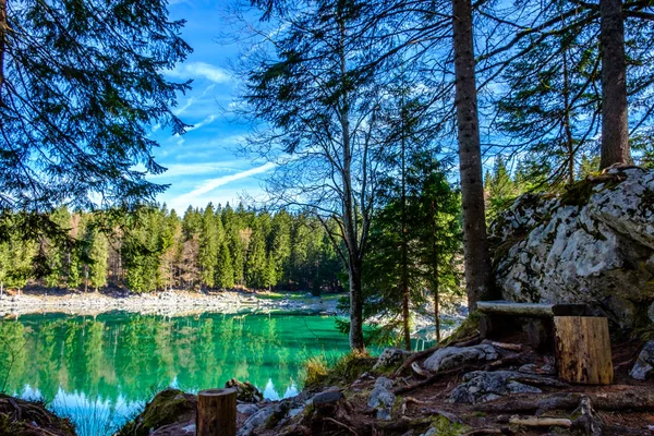 Lente ochtend in het alpine meer — Stockfoto