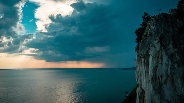 Закат бури в небе над Триестом — стоковое фото
