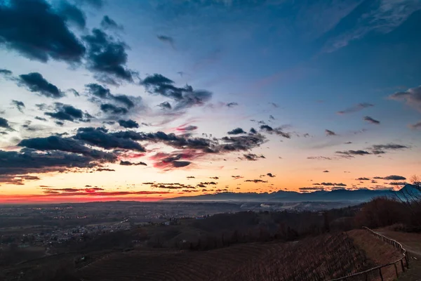 五颜六色的日落在意大利葡萄园 — 图库照片