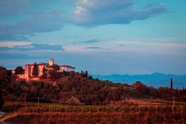 Fırtına sonra Rosazzo üzüm bağları gün batımı