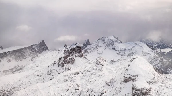 Bouřlivých mračen v italských Dolomitech v zasněžené zimní — Stock fotografie