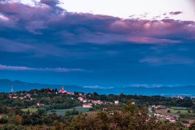 İtalyan kırsalında fırtına dan sonra gün batımı