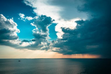 Trieste üzerinde gökyüzünde günbatımı fırtına