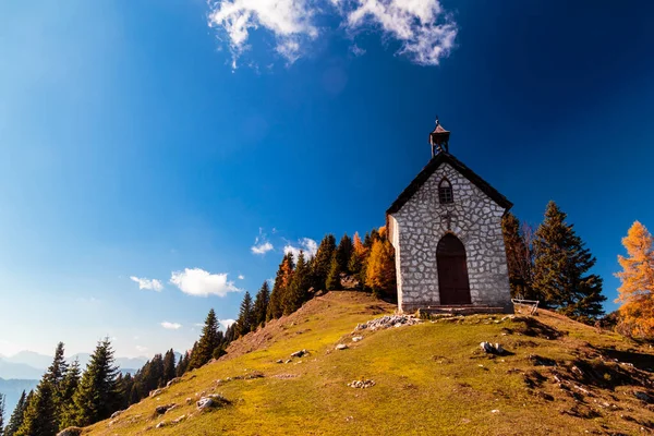 A igreja Madonna della neve em um outono colorido — Fotografia de Stock