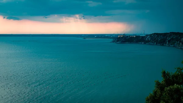 Tempestade do pôr do sol no céu sobre Trieste — Fotografia de Stock