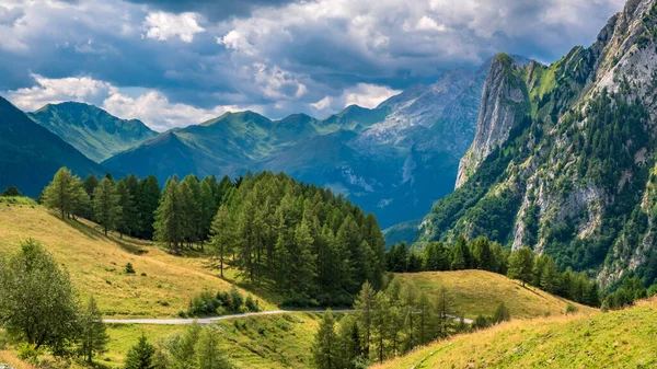 Giornata estiva trekking nelle Alpi Carniche, Friuli Venezia Giulia, I — Foto Stock