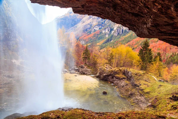 Cachoeira em um dia de outono nos alpes italianos — Fotografia de Stock
