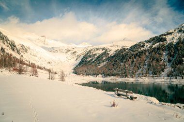 İtalyan Alpleri'nde Neves Gölü