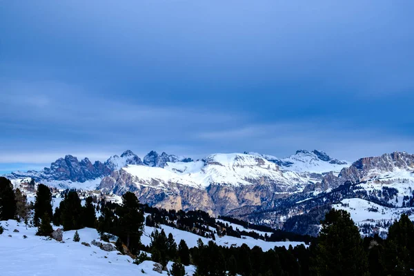 Burzliwy chmury w Dolomity włoskie w mroźną zimę — Zdjęcie stockowe