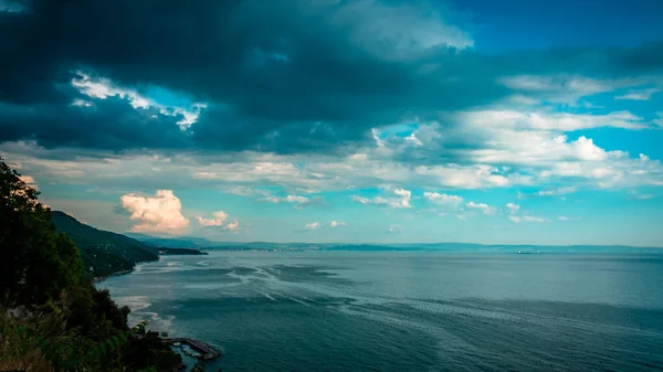 Tempestade do pôr do sol no céu sobre Trieste — Fotografia de Stock