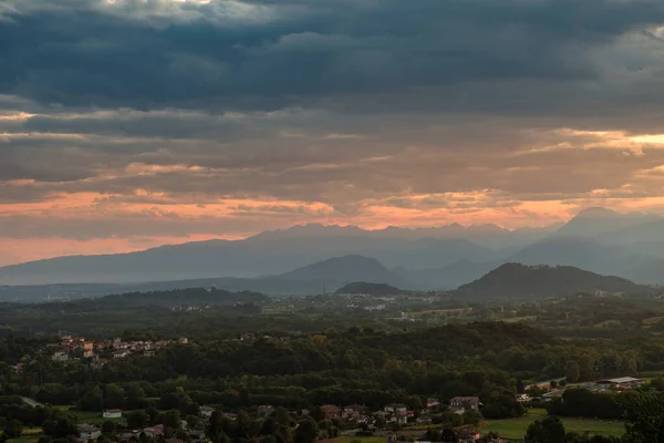 Stormachtige zonsondergang op het Italiaanse platteland — Stockfoto