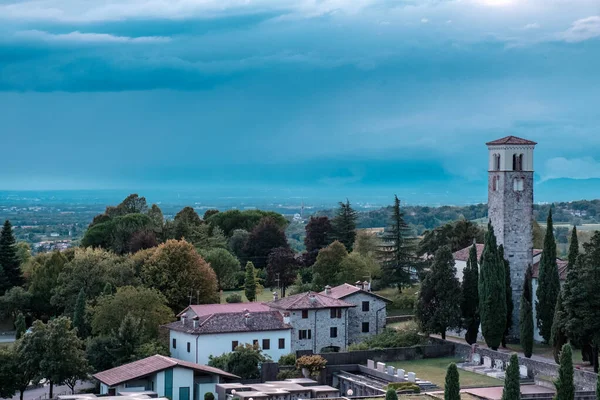 Západ slunce po bouři v italské vesnici — Stock fotografie