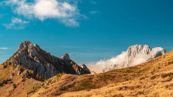 Les Alpes Carniques dans une journée d'automne colorée — Photo