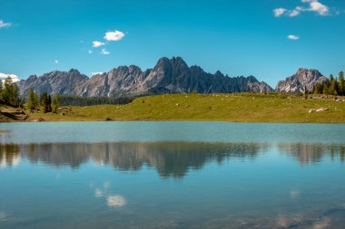 Friuli-Venezia Giulia, İtalya 'daki gölde güneşli bir gün.