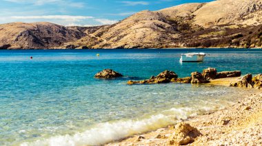 Krk Adası 'ndaki Stara Baska köyü yakınlarında yaz günü