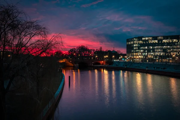 Niebo Jest Kolorowe Nad Berlinem Zimowy Wieczór — Zdjęcie stockowe