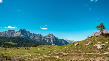 Friuli-Venezia Giulia Alplerinde güneşli bir gün, İtalya