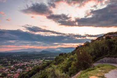 İtalya 'nın Friuli Venezia-Giulia kırlarında fırtınalı bir akşamda gün batımı