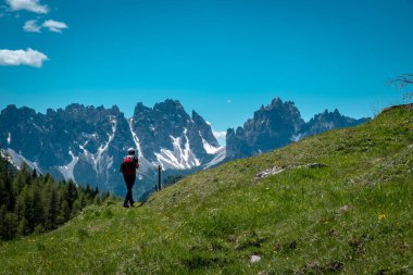 Friuli-Venezia Giulia Alplerinde güneşli bir gün, İtalya