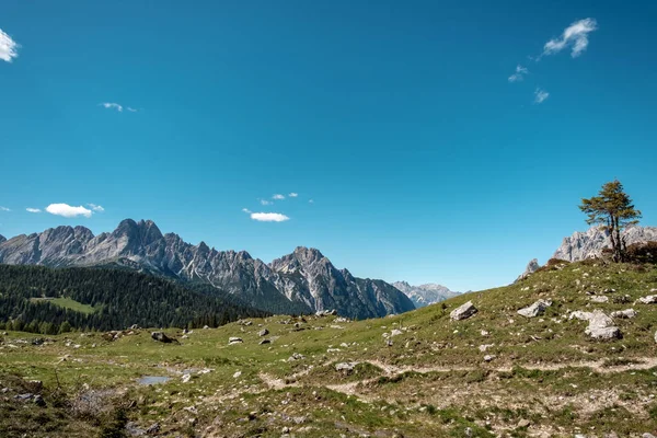 愿阳光灿烂的一天降临在意大利朱利亚弗留利 瓦尼亚的阿尔卑斯山畔 — 图库照片