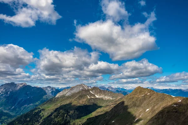Friuli-Venezia Giulia Alplerinde güneşli bir gün, İtalya