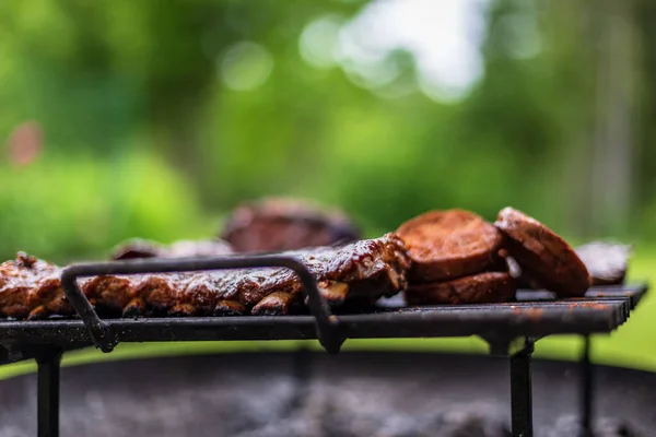 Приготовление Мяса Барбекю Летний День — стоковое фото