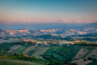 Acquaviva Picena köyünden Marche 'ın tarlalarında gün batımı