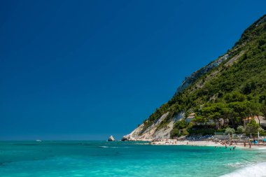 Portonovo Körfezi 'nin arka planında Conero Dağı ile güzel bir yaz günü