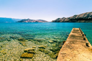 Güneşli bir günde Baska ve kumsalı