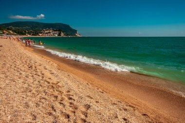 Güzel bir yaz gününde arkasında Conero Dağı olan Numana plajı.