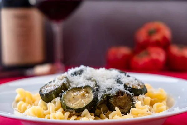 Pâtes Aux Courgettes Sur Une Table Italienne — Photo