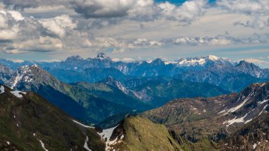 Friuli-Venezia Giulia Alplerinde güneşli bir gün, İtalya