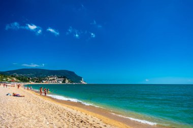 Güzel bir yaz gününde arkasında Conero Dağı olan Numana plajı.