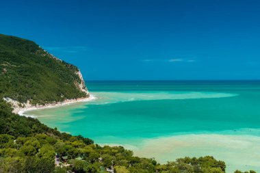 Fırtınadan sonra güneş Conero, Marche Bölgesi, İtalya 'ya dönüyor.